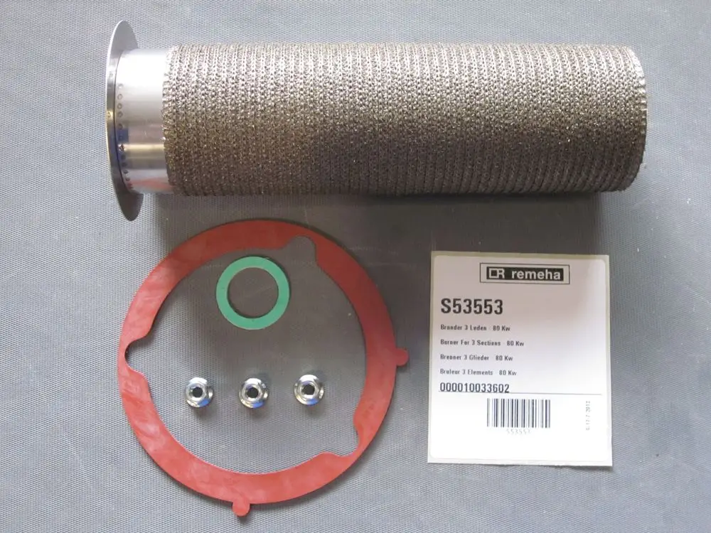 Brennerkomponente von Remeha mit einem zylindrischen Teil, einem roten Dichtungsring und drei Metallmuttern, die auf einer grauen Oberfläche angeordnet sind.
